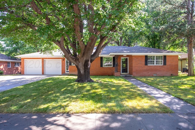 3203 S Austin St, Amarillo, TX 79109 - single story home featuring brick siding, driveway, a front lawn, crawl space, and a garage