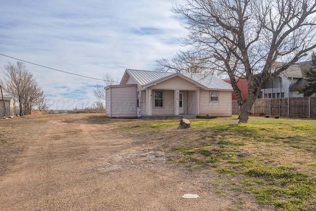 ranch-style home featuring a front lawn