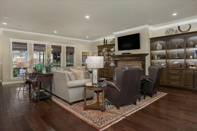 7908 London Ct, Amarillo, TX 79119 - living room featuring recessed lighting, baseboards, dark wood-style flooring, ornamental molding, and visible vents