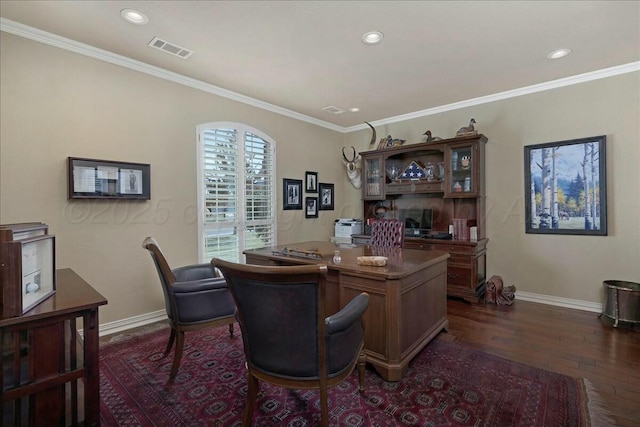 7908 London Ct, Amarillo, TX 79119 - home office featuring visible vents, recessed lighting, crown molding, dark wood-style floors, and baseboards