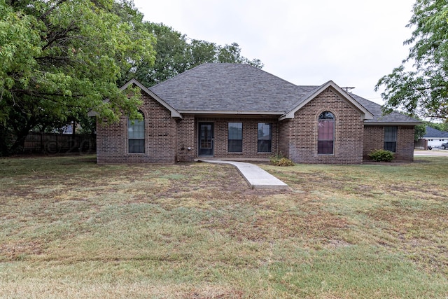 view of front facade featuring a front yard