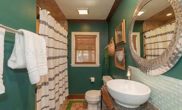 2404 S Harrison St, Amarillo, TX 79109 - full bathroom with toilet, curtained shower, baseboards, vanity, and ornamental molding