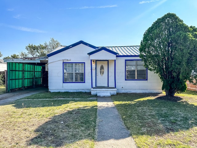 view of front facade featuring a front yard