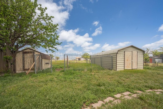 912 W Bonita Ave, Amarillo, TX 79108 - view of yard featuring an outdoor structure, fence, and a shed
