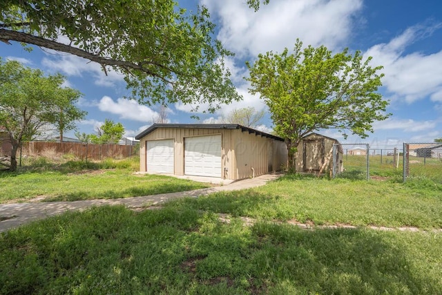 912 W Bonita Ave, Amarillo, TX 79108 - detached garage featuring fence