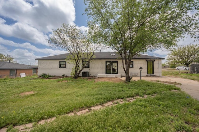 912 W Bonita Ave, Amarillo, TX 79108 - single story home featuring cooling unit and a front lawn