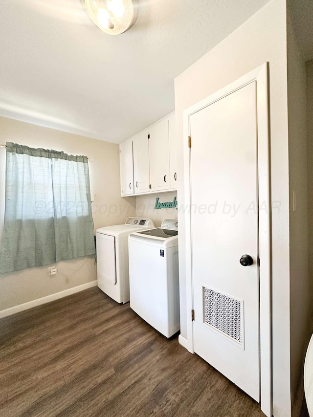 washroom featuring visible vents, baseboards, dark wood finished floors, washing machine and dryer, and cabinet space