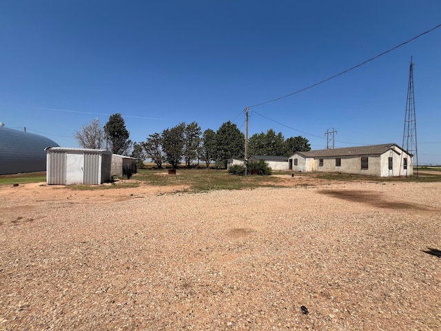 view of yard with an outbuilding