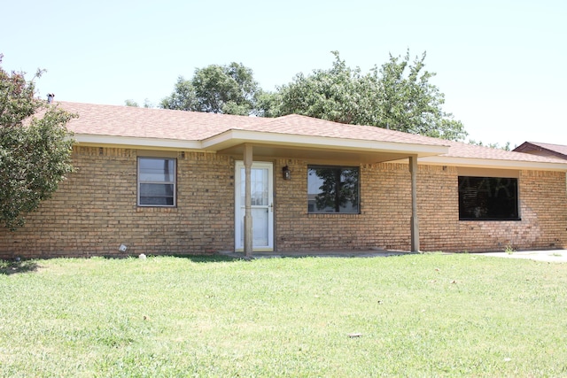 view of front of home featuring a front yard