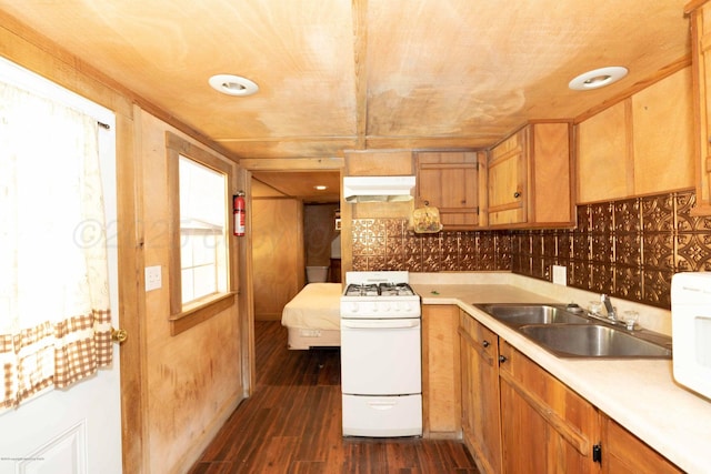 830 Burnett St, Miami, TX 79059 - kitchen featuring dark wood-style flooring, light countertops, white appliances, under cabinet range hood, and a sink