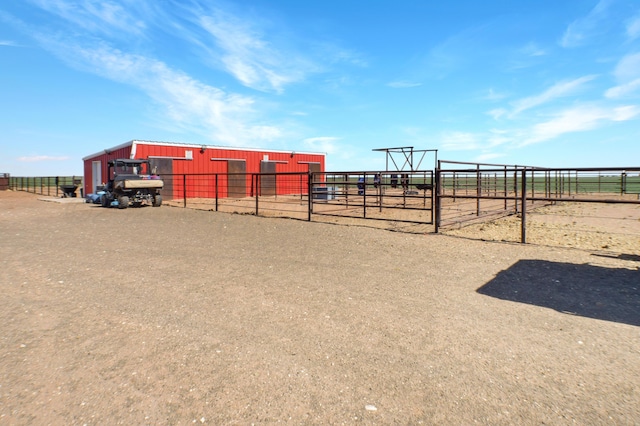 view of yard featuring an outbuilding