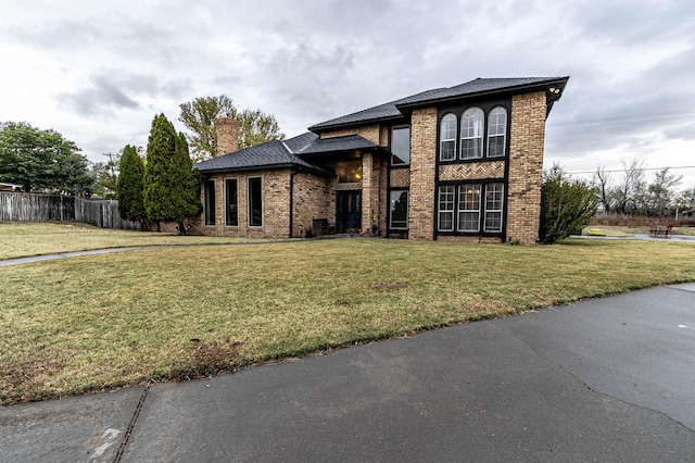 view of front of house featuring a front lawn