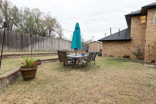 view of yard with a shed