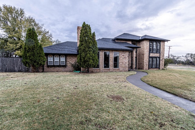 view of front of home featuring a front yard