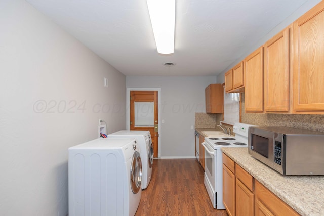 kitchen featuring sink, dark hardwood / wood-style flooring, white range with electric cooktop, decorative backsplash, and washer and dryer