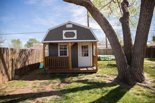 view of outdoor structure featuring a fenced backyard and an outdoor structure