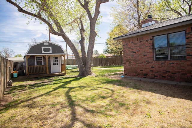 view of yard featuring a fenced backyard and an outbuilding