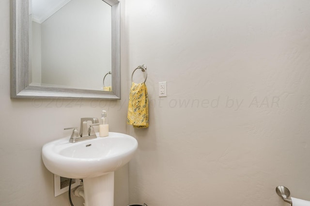 bathroom featuring sink