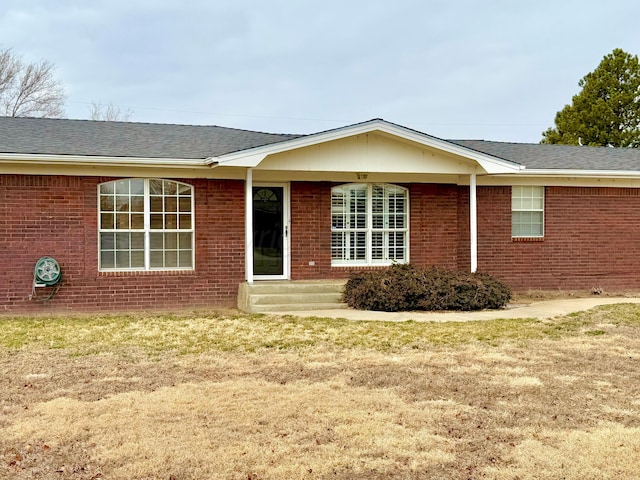 view of front facade with a front lawn