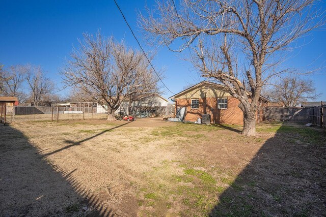 view of yard with an outdoor structure