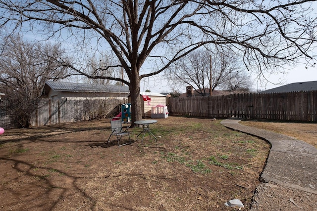 view of yard with a shed