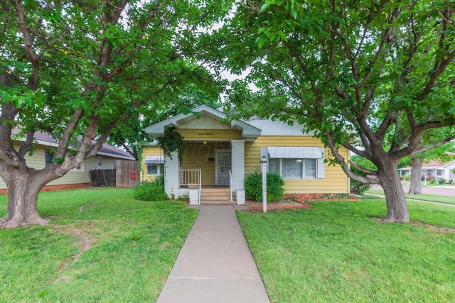 1600 S Hughes St, Amarillo, TX 79102 - bungalow with a front yard and brick siding