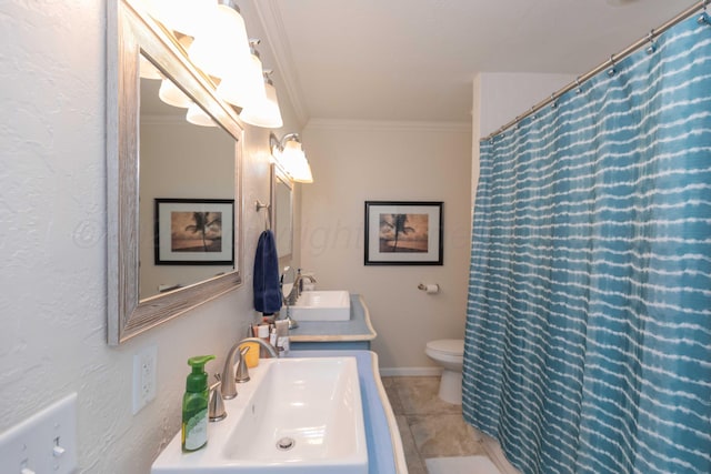 full bath featuring ornamental molding, curtained shower, a sink, and toilet