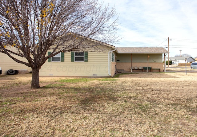 view of front facade with a front yard