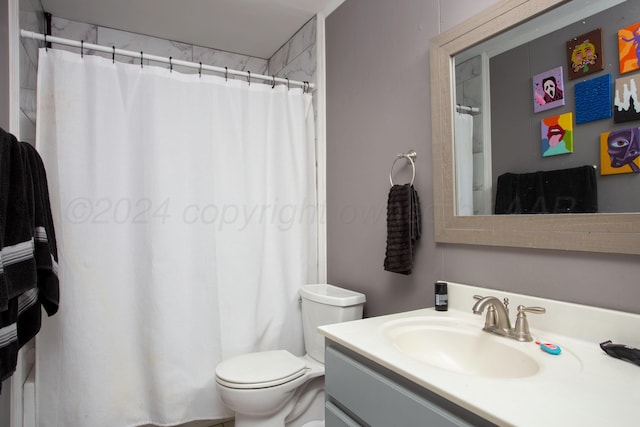 bathroom featuring a shower with shower curtain, vanity, and toilet