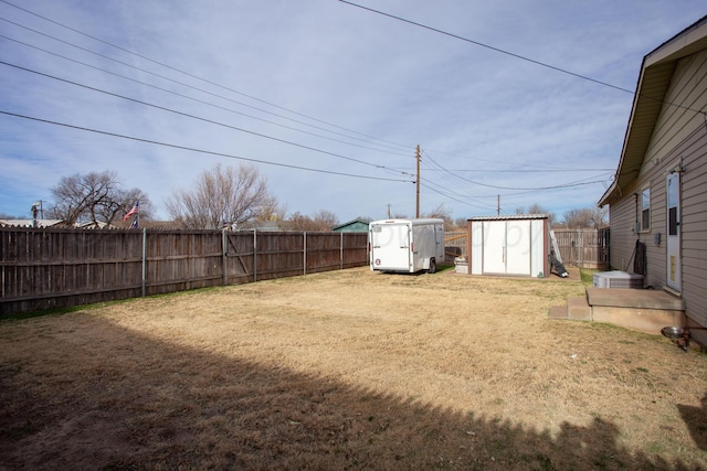 view of yard featuring a storage shed