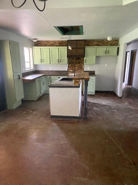 235 Cliffside Dr, Amarillo, TX 79118 - kitchen featuring a sink, dark countertops, a center island, and concrete floors