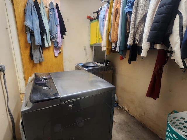 2706 Magnolia St, Amarillo, TX 79107 - laundry area with separate washer and dryer
