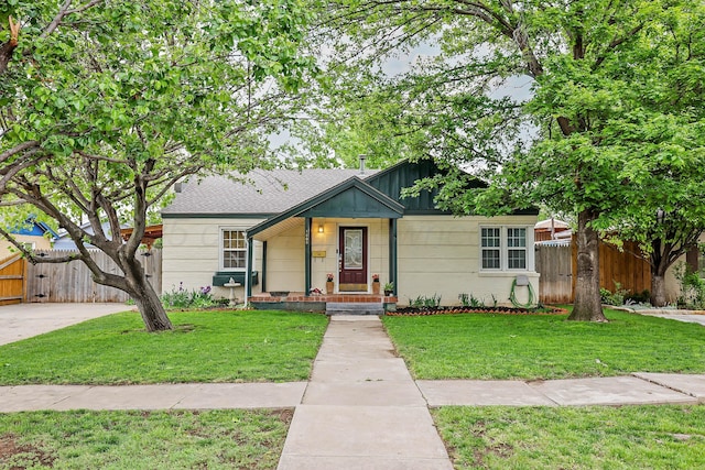 view of front facade featuring a gate, fence, and a front yard