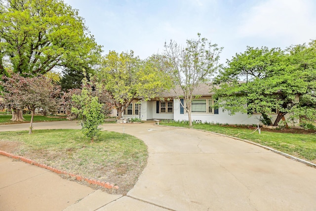 3519 S Julian Blvd, Amarillo, TX 79102 - ranch-style home featuring curved driveway, a front lawn, and stucco siding