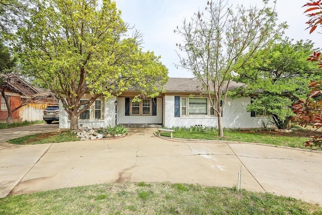 3519 S Julian Blvd, Amarillo, TX 79102 - ranch-style home featuring curved driveway and stucco siding