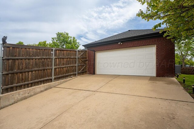 6414 Persimmon Ln, Amarillo, TX 79124 - garage featuring fence