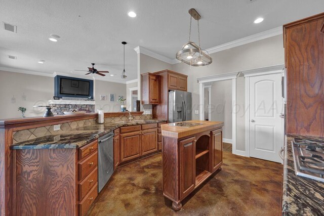 6414 Persimmon Ln, Amarillo, TX 79124 - kitchen featuring stainless steel appliances, concrete floors, a ceiling fan, a sink, and recessed lighting