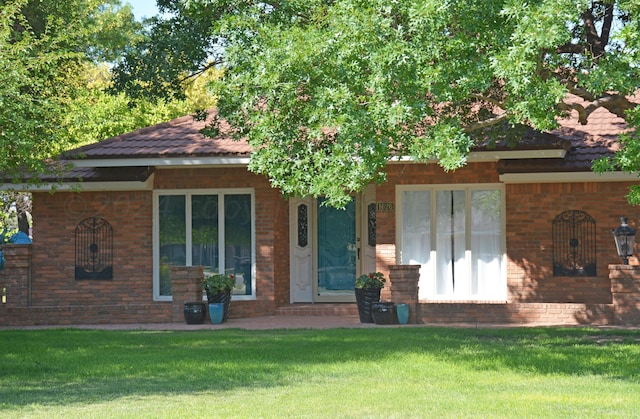 view of front of property featuring a front lawn