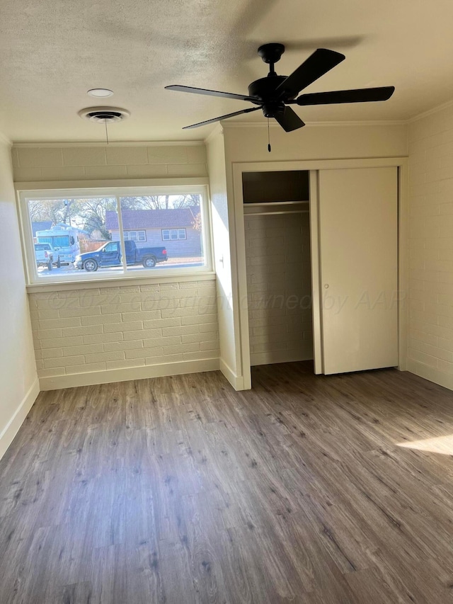 unfurnished bedroom featuring a closet, ceiling fan, light hardwood / wood-style flooring, and ornamental molding