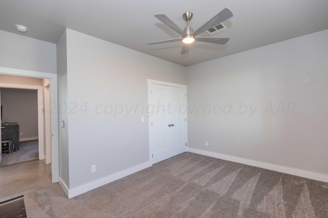 unfurnished room featuring ceiling fan and carpet floors