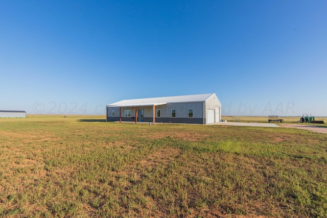 view of front of home featuring a rural view and a front yard