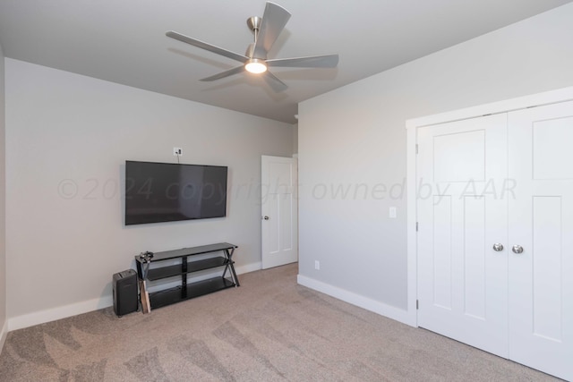 living room with light carpet and ceiling fan