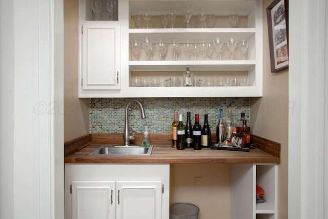 2402 S Hayden St, Amarillo, TX 79109 - indoor wet bar with backsplash