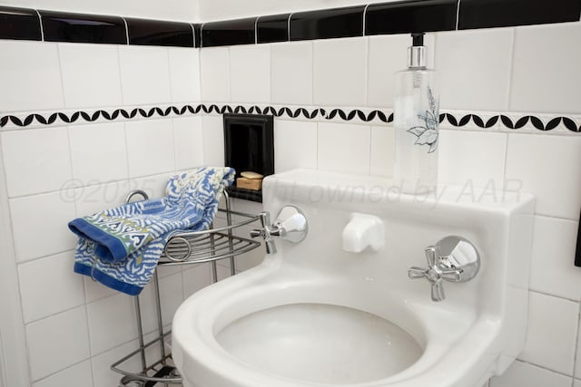2402 S Hayden St, Amarillo, TX 79109 - bathroom view of tile walls