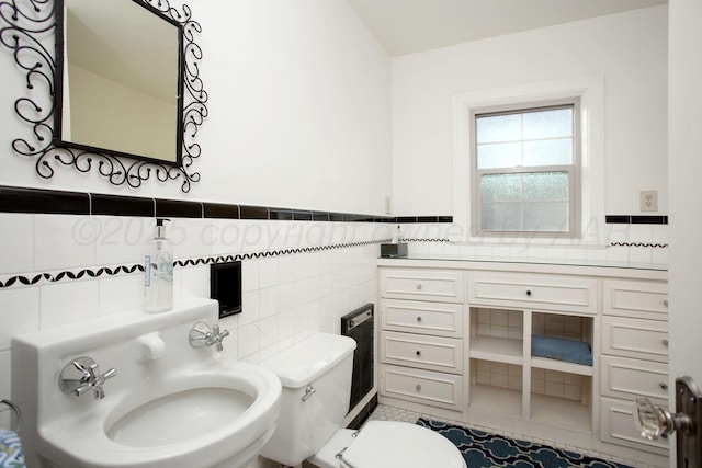 2402 S Hayden St, Amarillo, TX 79109 - bathroom featuring tile walls and wainscoting