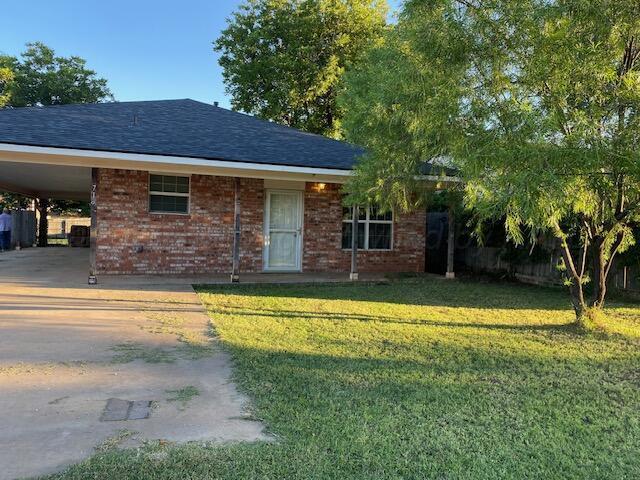710 Bradford St, Memphis, TX 79245 - photo 2