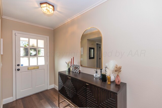 1506 S Alabama St, Amarillo, TX 79102 - entryway featuring arched walkways, dark wood-style flooring, ornamental molding, and baseboards