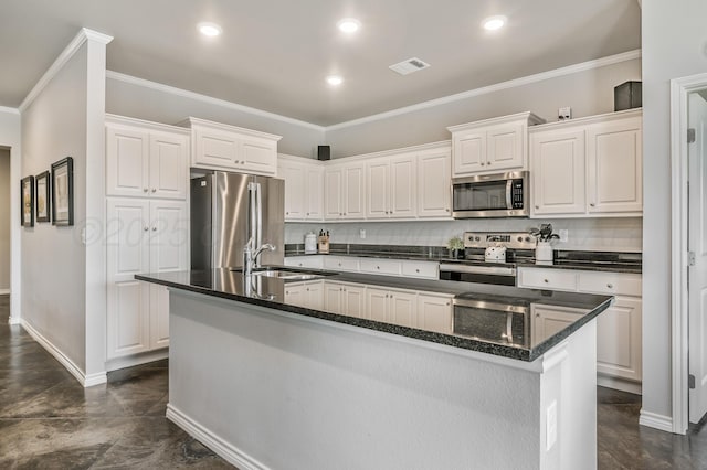 9913 Hartnett Ct, Amarillo, TX 79119 - kitchen featuring stainless steel appliances, a sink, baseboards, an island with sink, and white cabinets