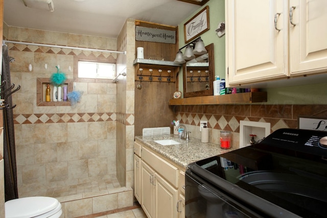 637 N Sumner St, Pampa, TX 79065 - full bath with toilet, a tile shower, decorative backsplash, and vanity