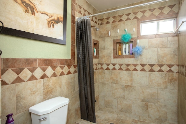 637 N Sumner St, Pampa, TX 79065 - bathroom with a tile shower, toilet, and tile walls